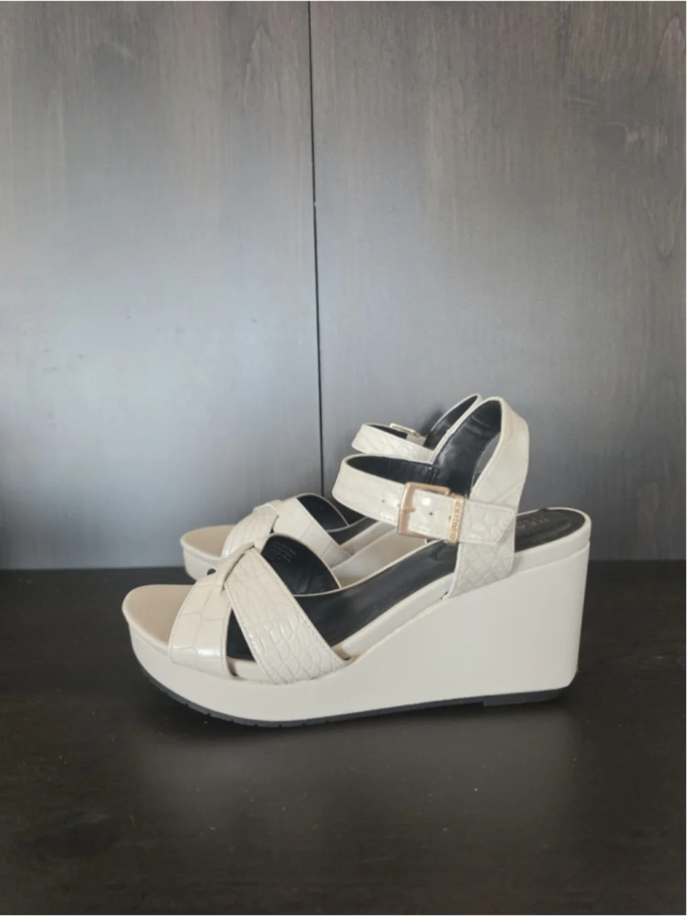 Kenneth Cole Crocodile Embossed Wedge Platform Sandals - 7.5 M Ivory Off White